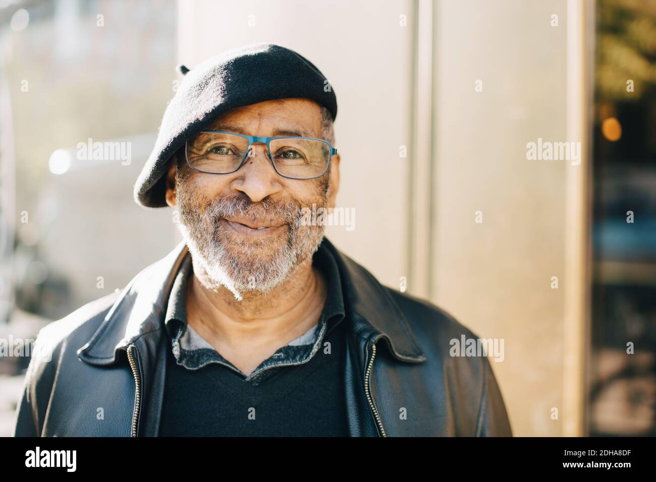 Porträt eines lächelnden älteren Mannes mit Brille Stockfoto