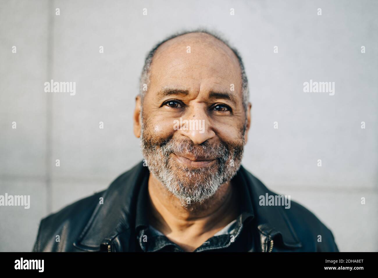 Porträt von lächelnden Mann gegen die Wand Stockfoto