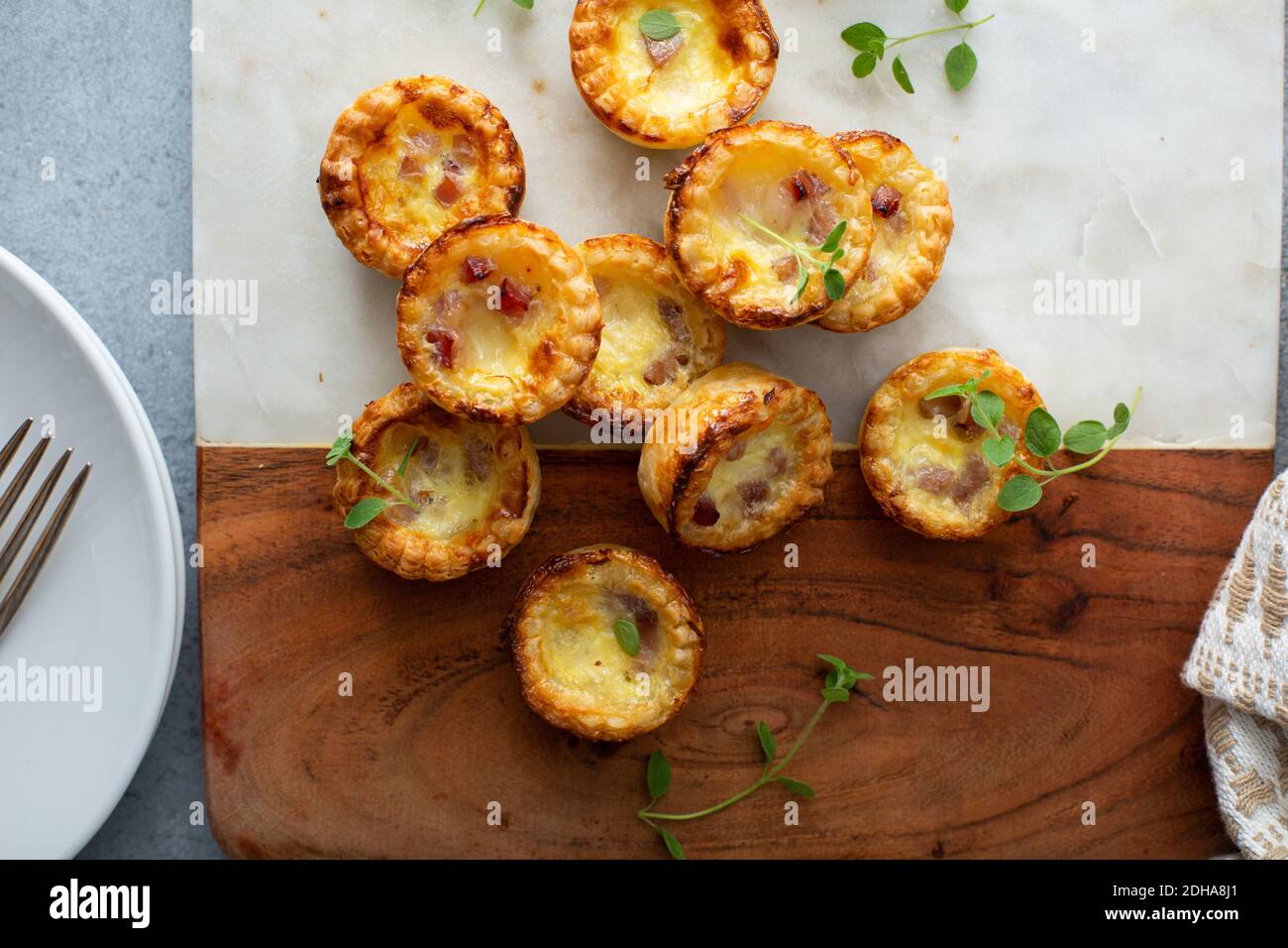 Mini-Quiches mit Schinken und Käse Stockfoto
