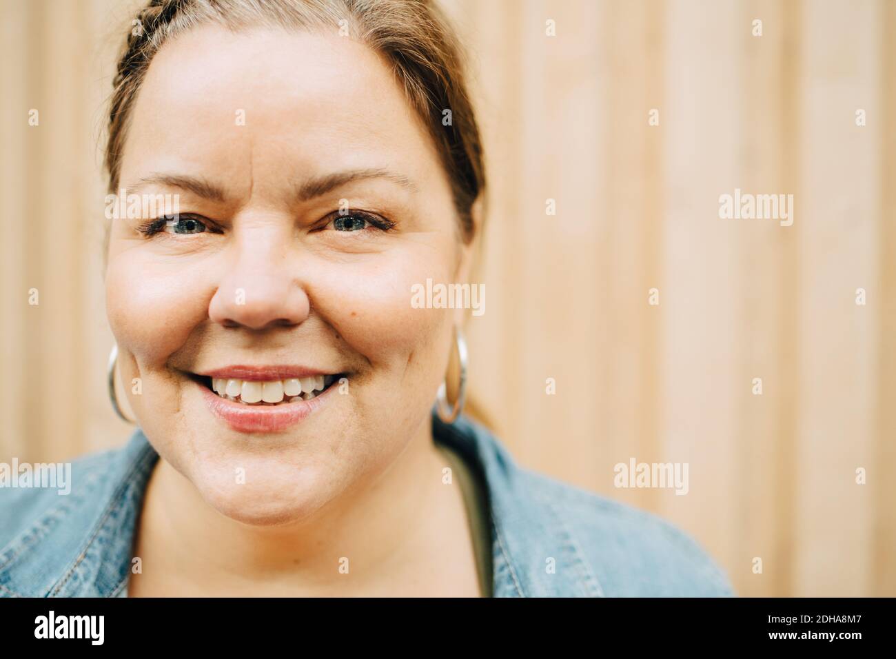 Porträt einer lächelnden reifen Frau an der Wand Stockfoto