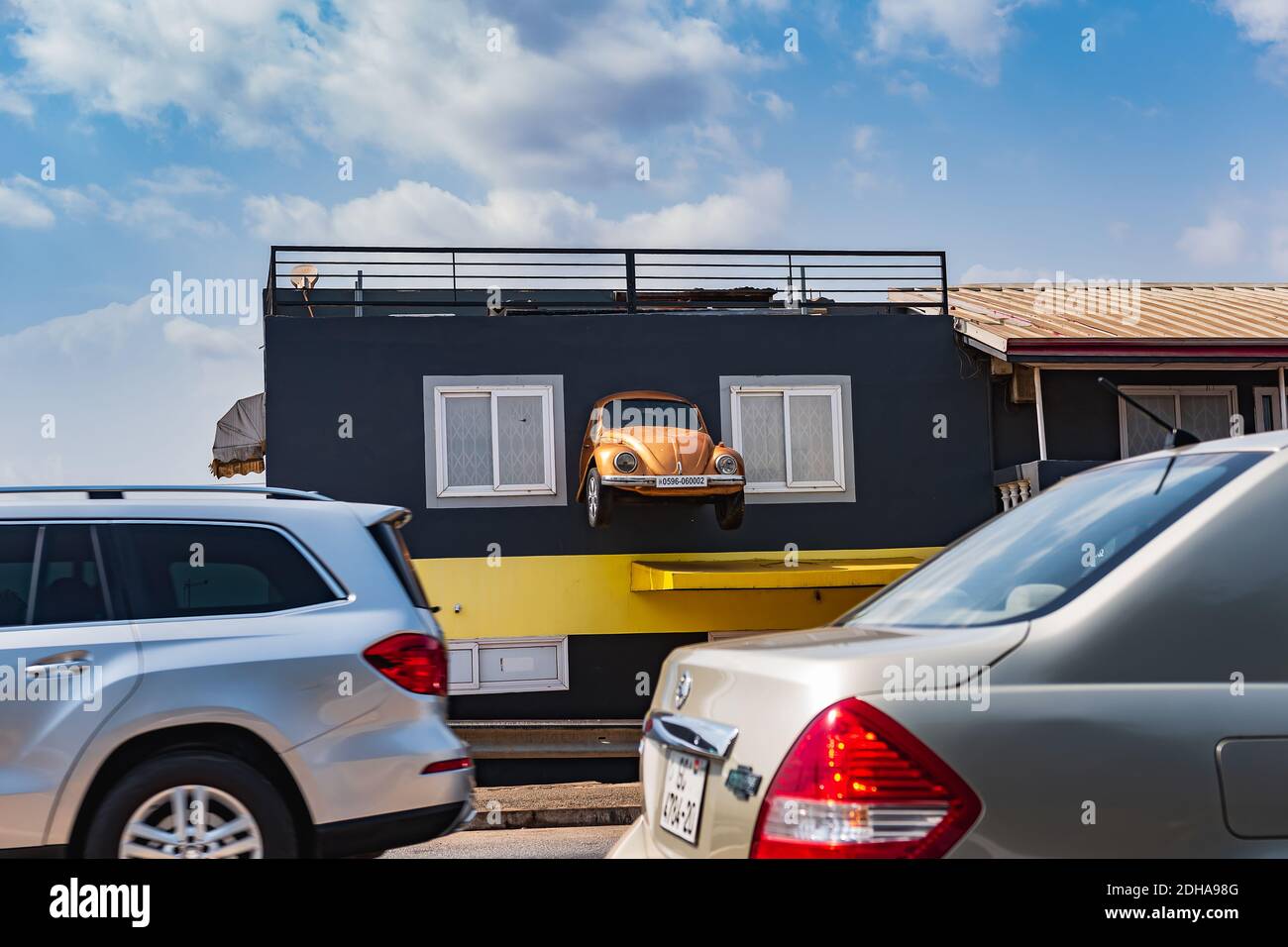 Ein Volkswagen-Auto an einer Wand nach einem geschäftigen montiert Straße in der Stadt Accra Ghana Westafrika 18 November 2020 Stockfoto