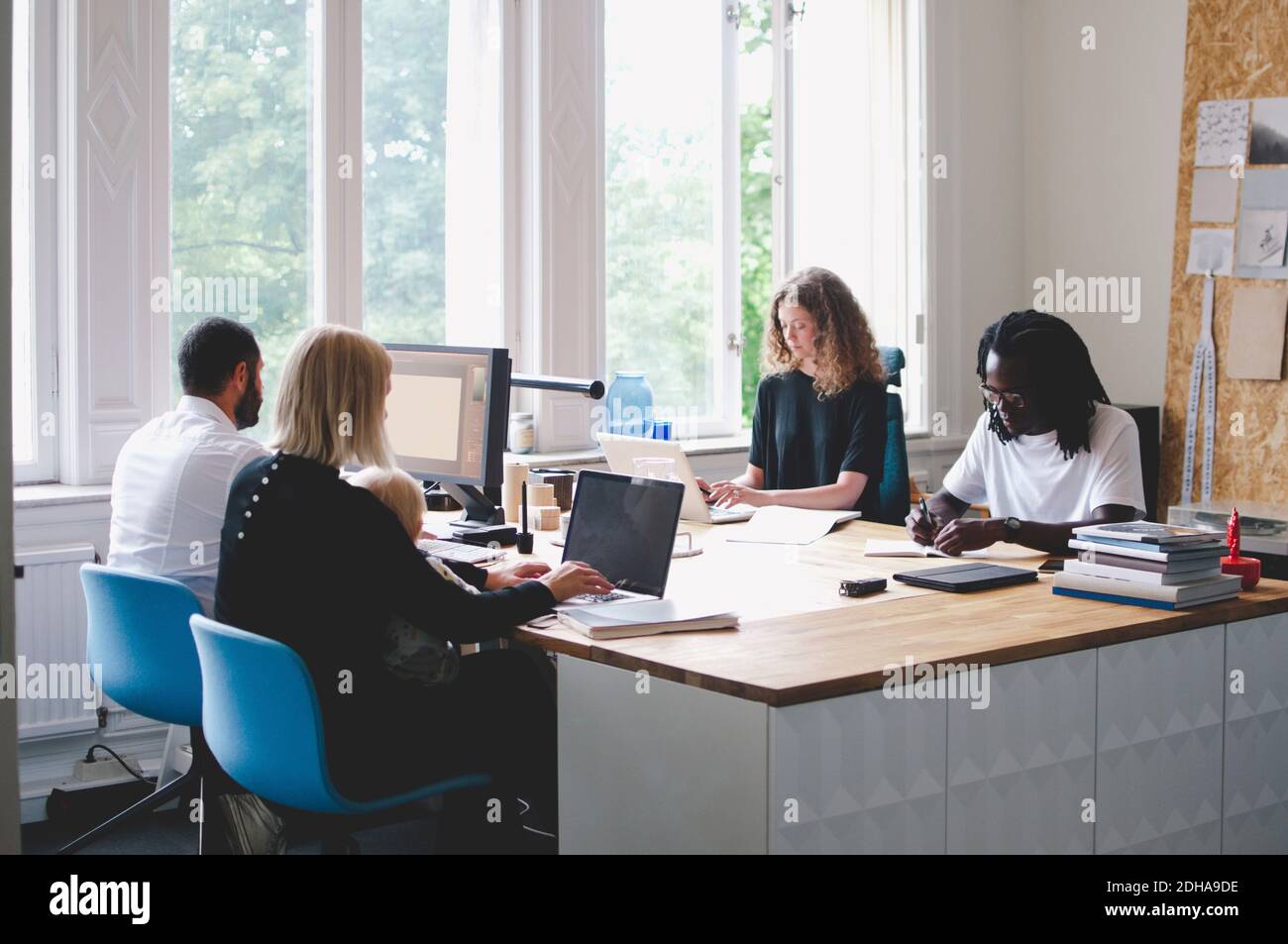 Multiethnische Geschäftsleute, die im kreativen Büro arbeiten Stockfoto