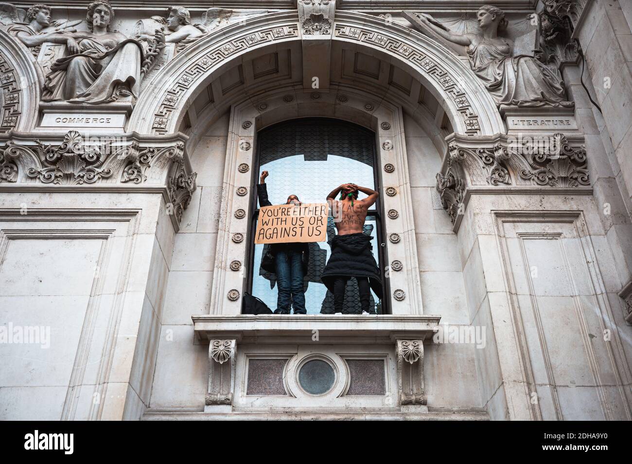 Black Lives Matter Demonstranten Auf Window Ledge Stockfoto