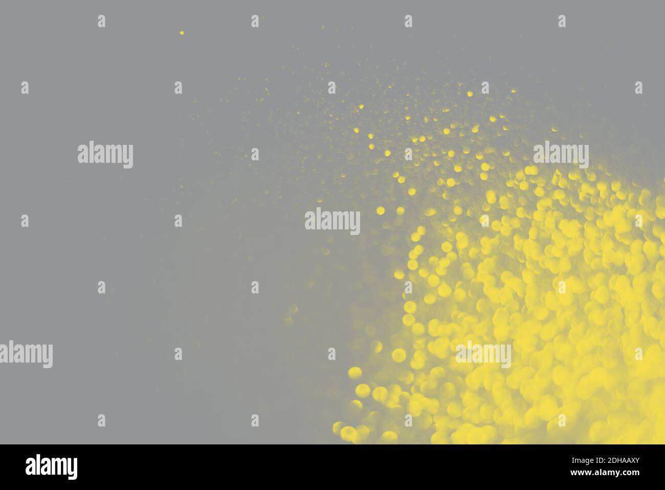 Verschwommenes Gelb funkelt auf dem grauen Hintergrund. Trendige Farben. Gelb und Grau. Demonstration Von Color 2021. Stockfoto