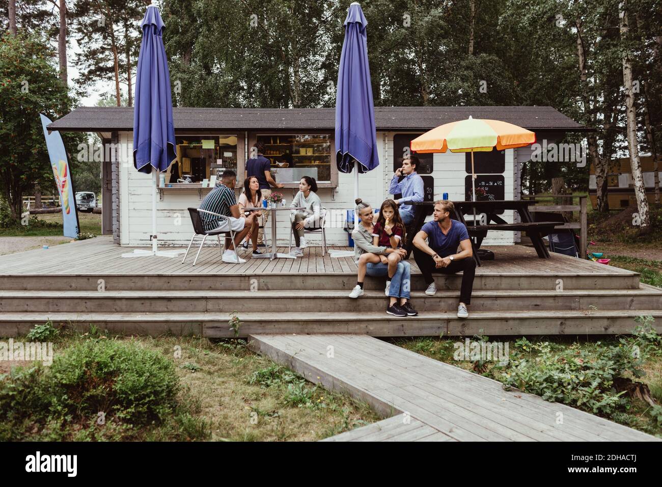 Familie und Freunde verbringen Freizeit, während sie im Restaurant sitzen Stockfoto