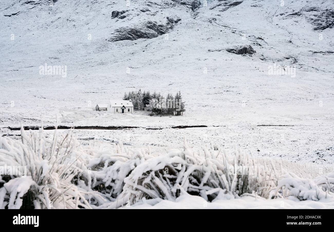 Schneebedeckte Winterlandschaft und Hütte in Glen Coe in Scottish Highlands, Schottland, Großbritannien Stockfoto