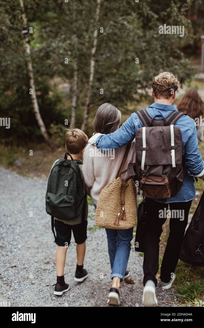 Rückansicht der Familie mit Rucksack zu Fuß in Wald Stockfoto