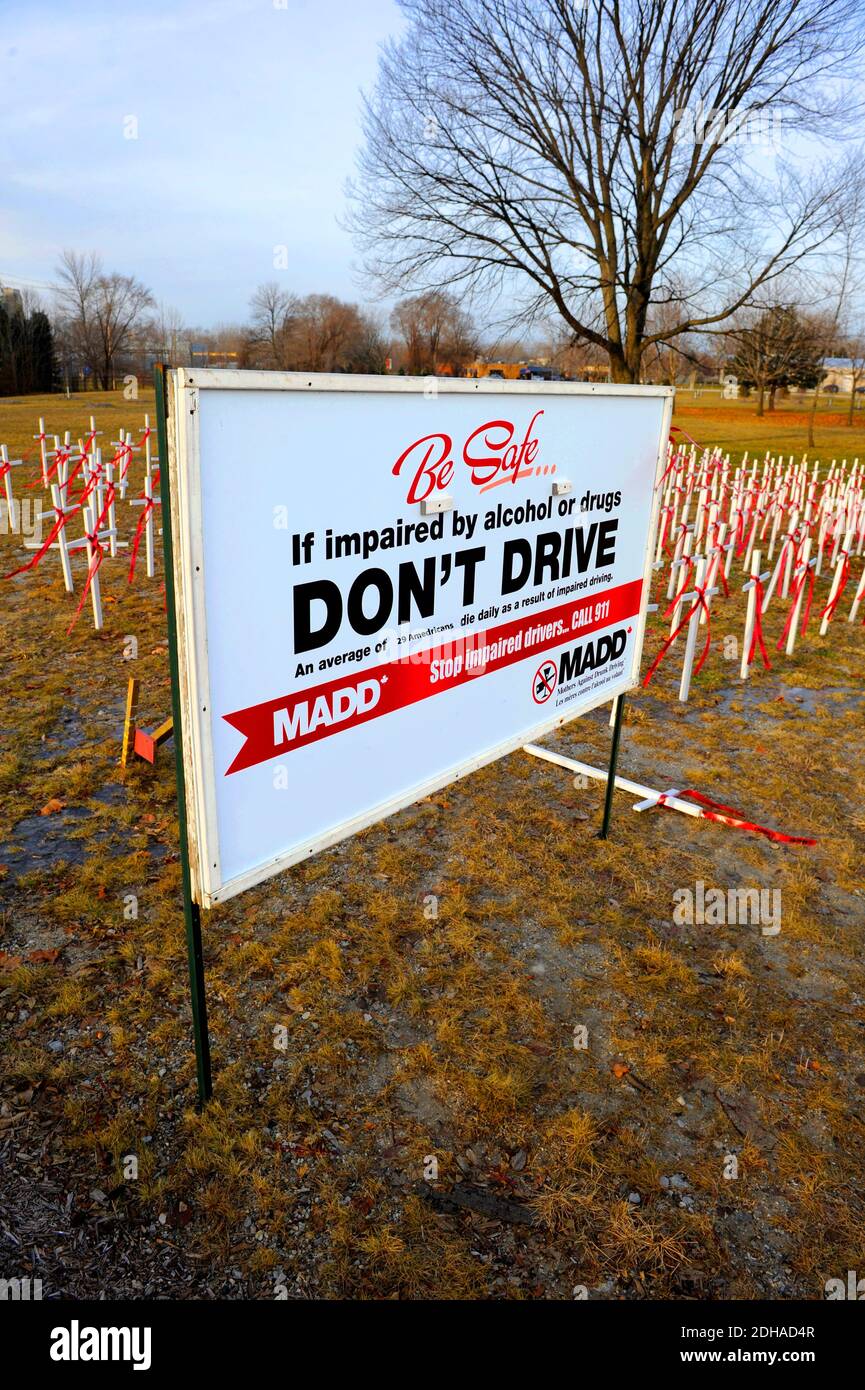 Weiße Kreuze im Boden bedeuten, dass durch Betrunkene Leben verloren gehen Fahrer, die Unfälle verursachen Stockfoto