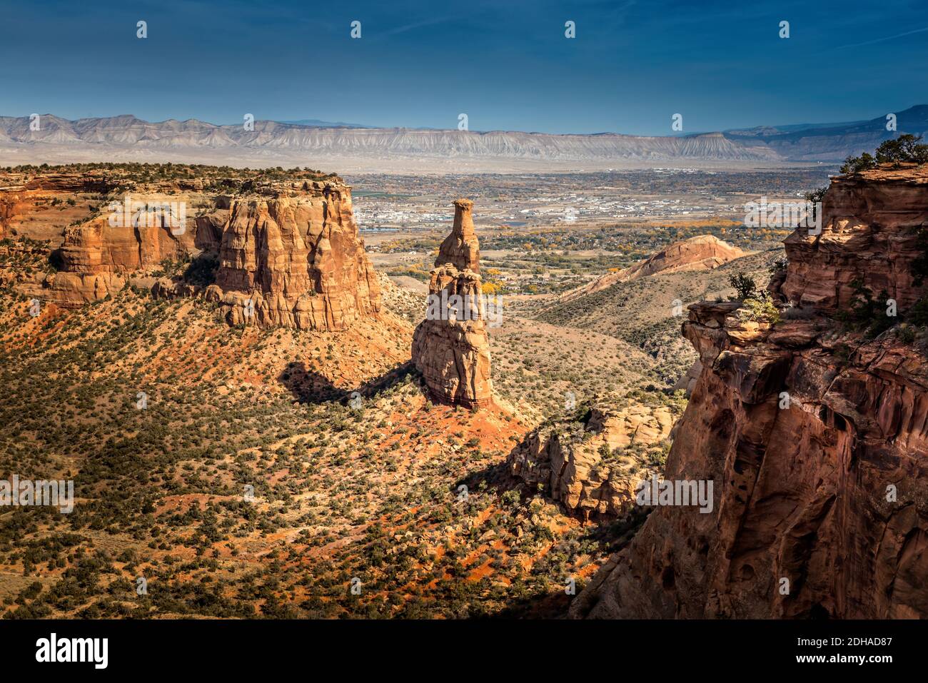 Landschaftlich schöner Blick vom Independence Monument Blick auf den Rimrock Drive, Colorado Stockfoto