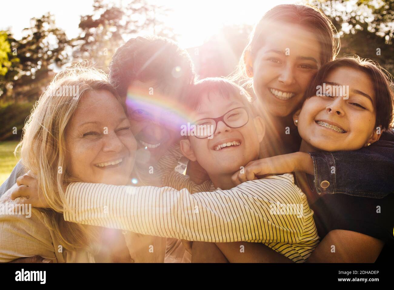 Porträt der liebevollen Familie im Park an sonnigen Tag Stockfoto