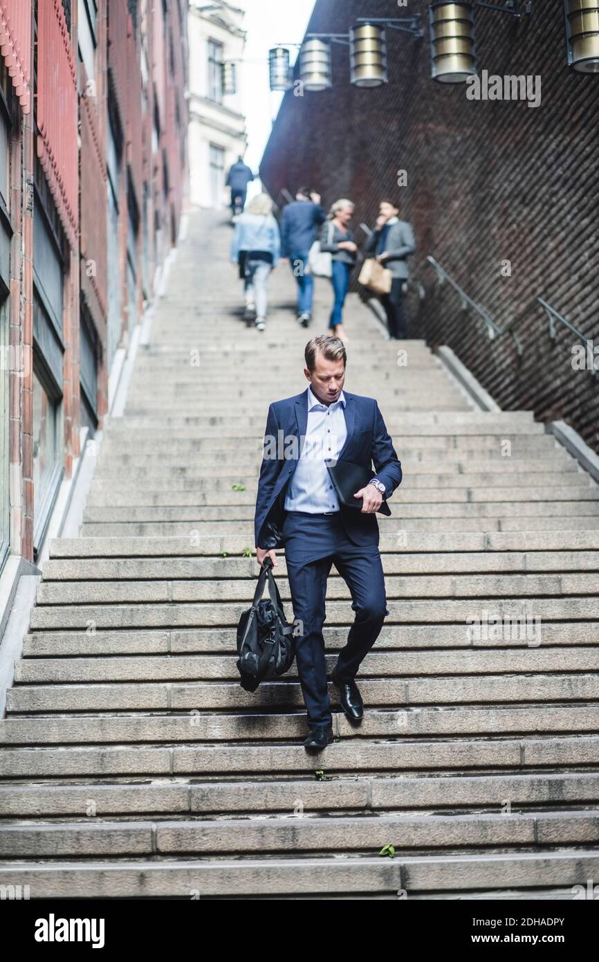 Reifer Geschäftsmann steigt Stufen Stockfoto