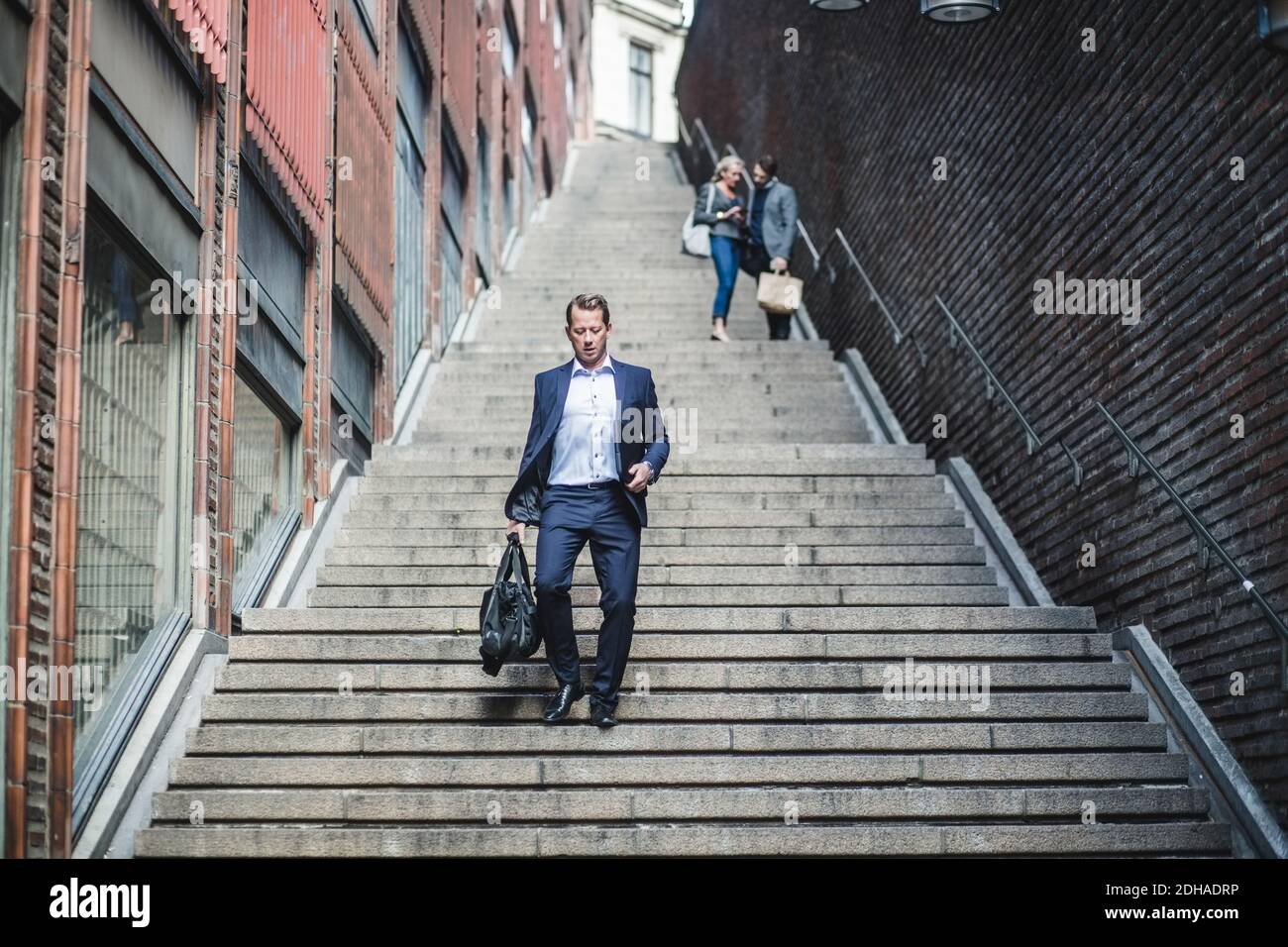 Reife männliche Unternehmer Treppe klettern Stockfoto