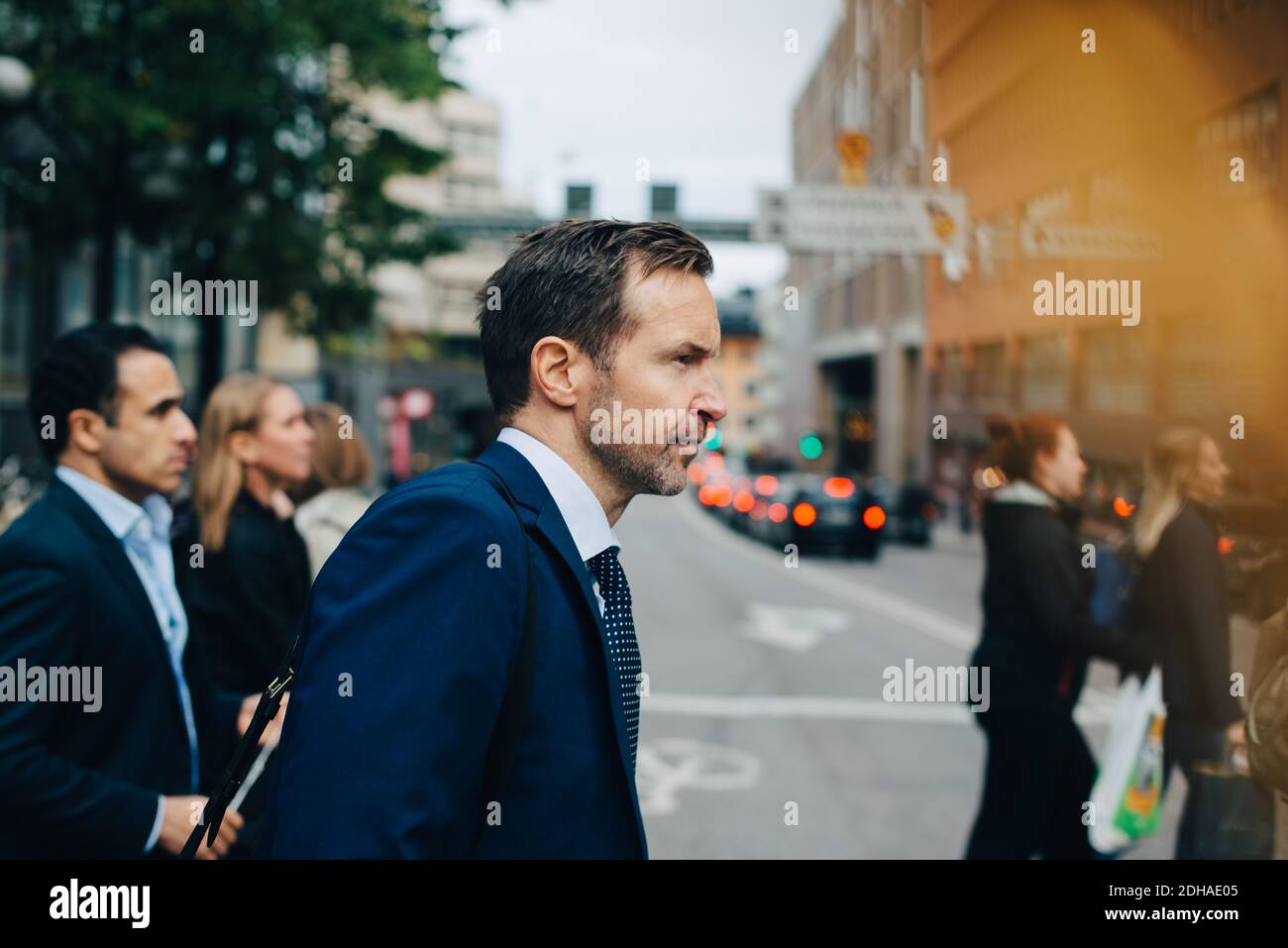 Seitenansicht von reifen Geschäftskollegen, die auf der Straße hergehen Stadt Stockfoto
