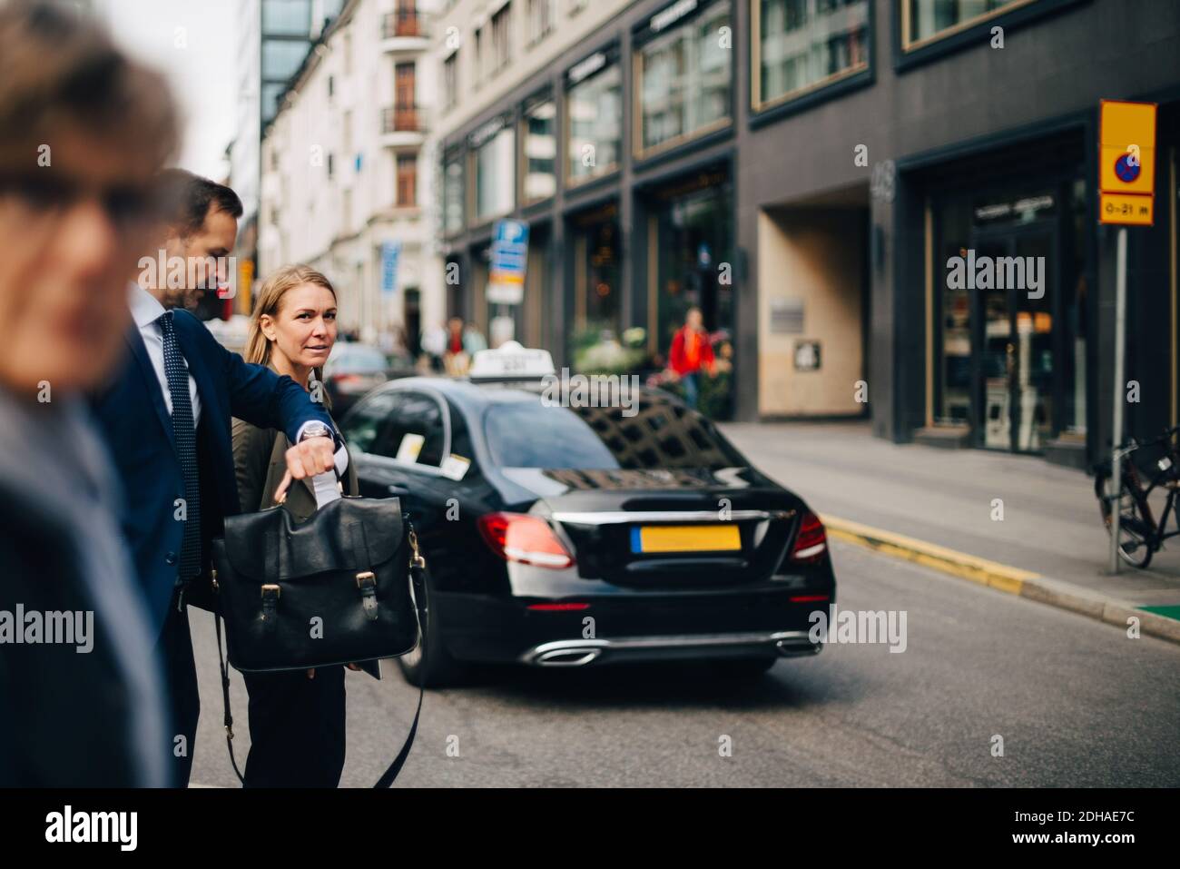 Geschäftskollegen stehen auf der Straße in der Stadt Stockfoto