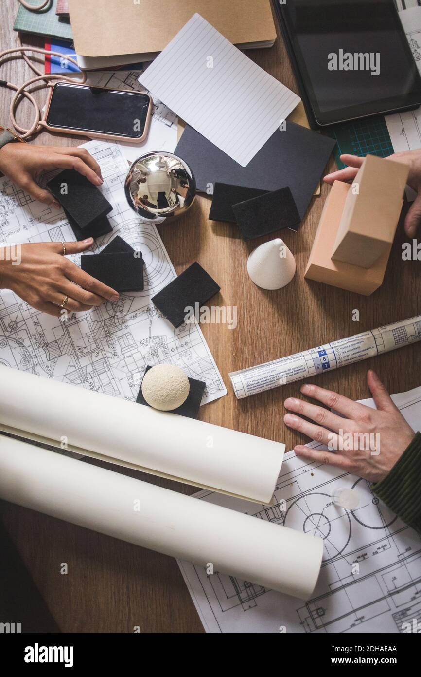 Beschnittene Hände von Architektinnen, die über dem Tisch arbeiten Stockfoto