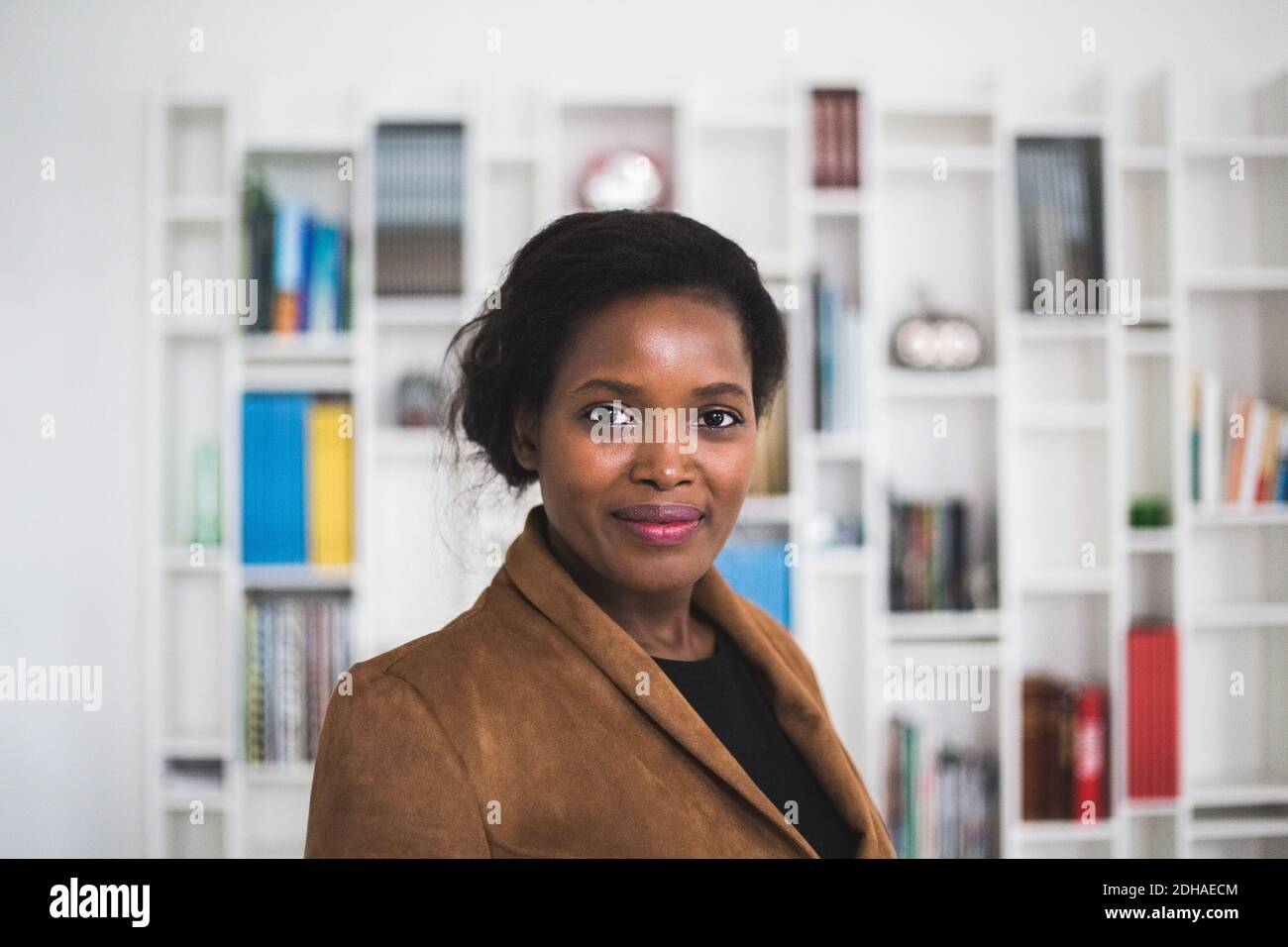Porträt einer selbstbewussten Architektin, die im Heimbüro steht Stockfoto