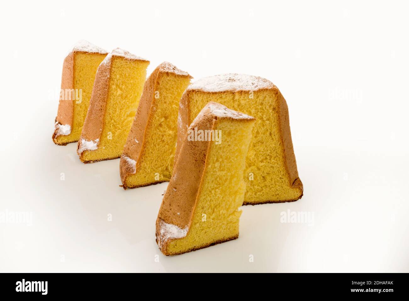 Pandoro, typisch italienisches Weihnachtsdessert, Kuchenschnitt mit Scheiben mit Puderzucker isoliert auf Weiß Stockfoto