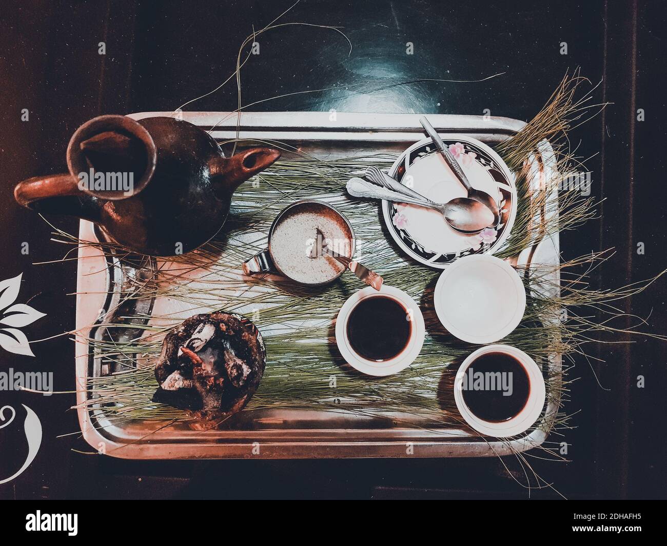 Tasse äthiopischer Kaffee mit aromatischem Weihrauch Stockfoto