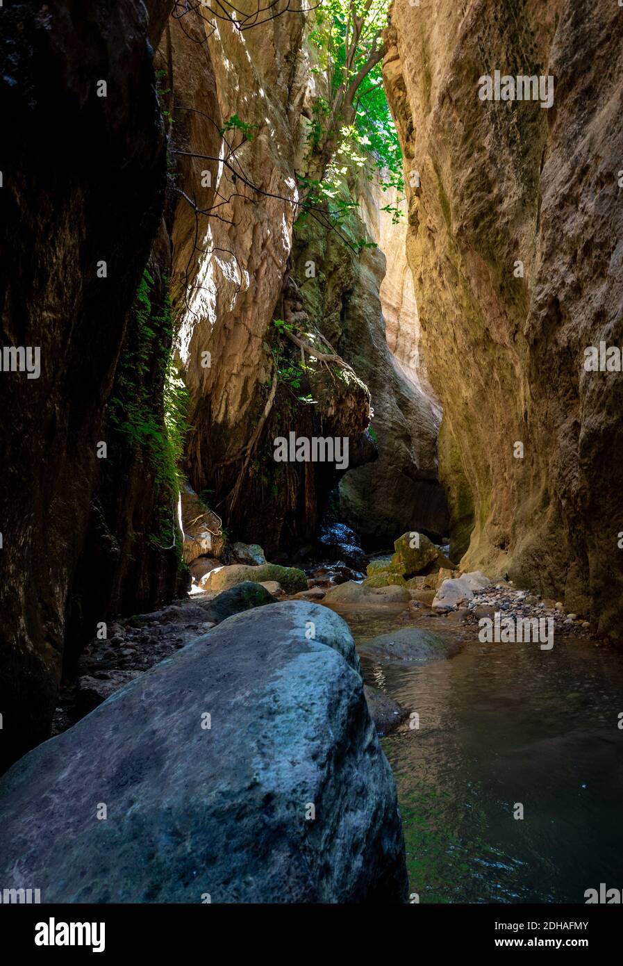 Steine an den Hängen der Avakas-Bergschlucht auf der Insel Zypern. Stockfoto