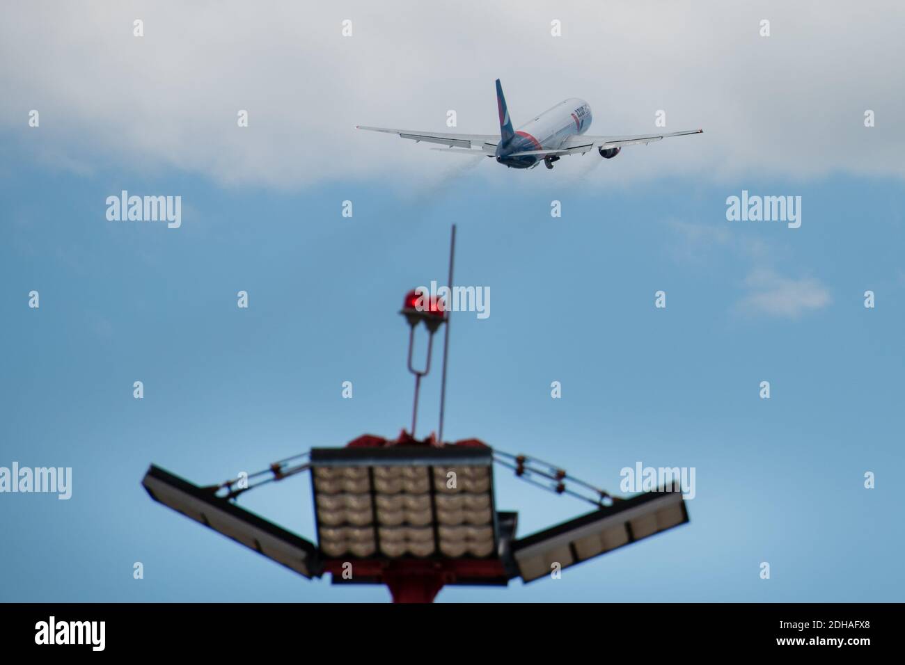 Juli 2019 In Moskau, Russland. Flugzeug Boeing 767-300 Azur Air Airline am Flughafen Vnukovo in Moskau. Stockfoto