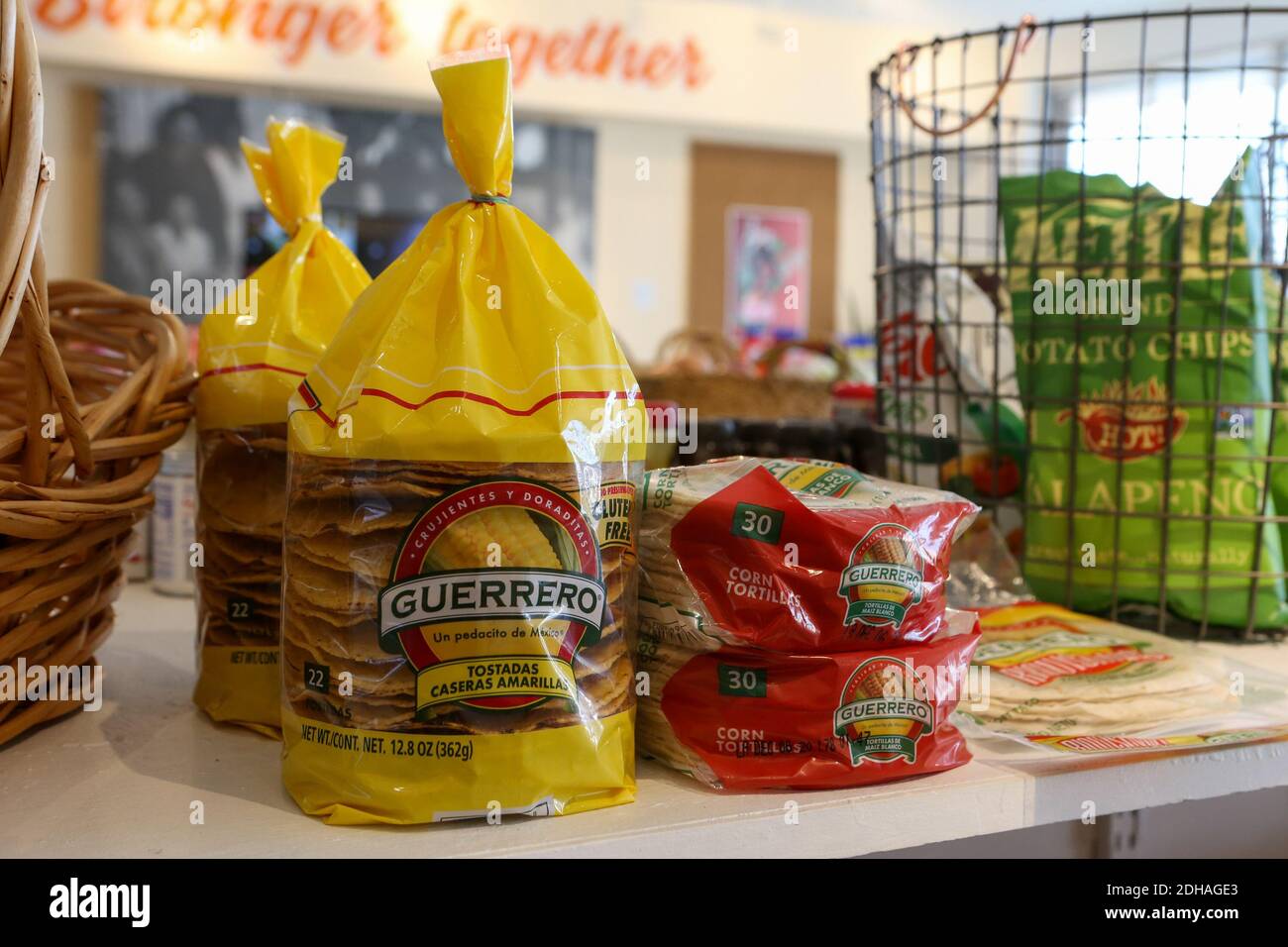 Guerrero Tostadas und Maistortillas auf den Regalen am Donnerstag, 3. Dezember 2020, in Los Angeles, Kalifornien. (Jevone Moore/Image of Sport) Stockfoto