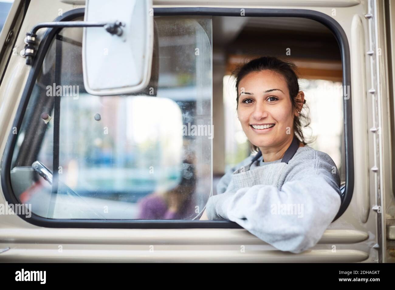 Portrait von lächelnden mittleren Erwachsenen weibliche Besitzerin in Lebensmittel-LKW Stockfoto
