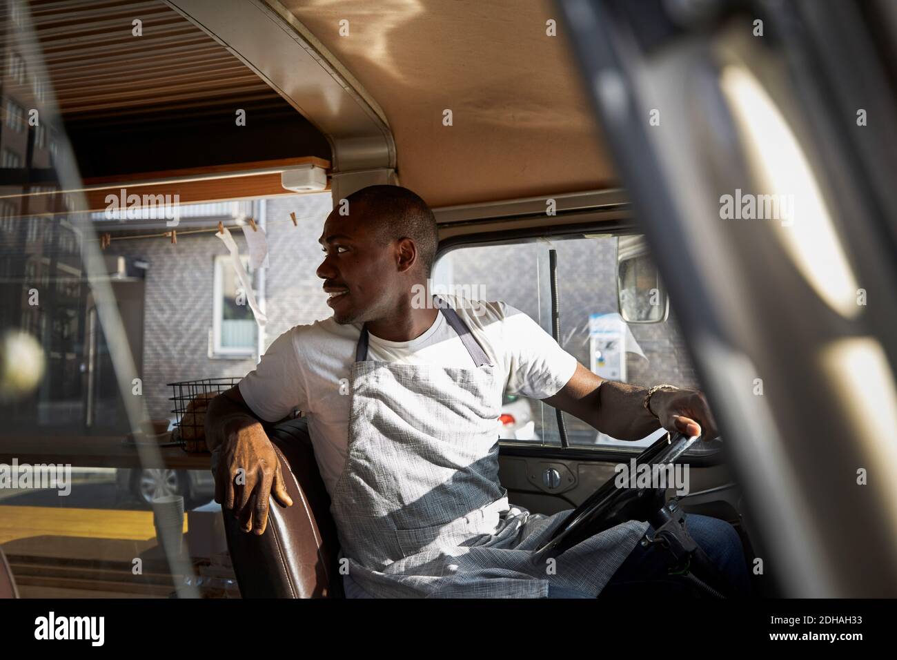 Mittelalter männlicher Besitzer, der einen Food Truck in der Stadt sichert Stockfoto