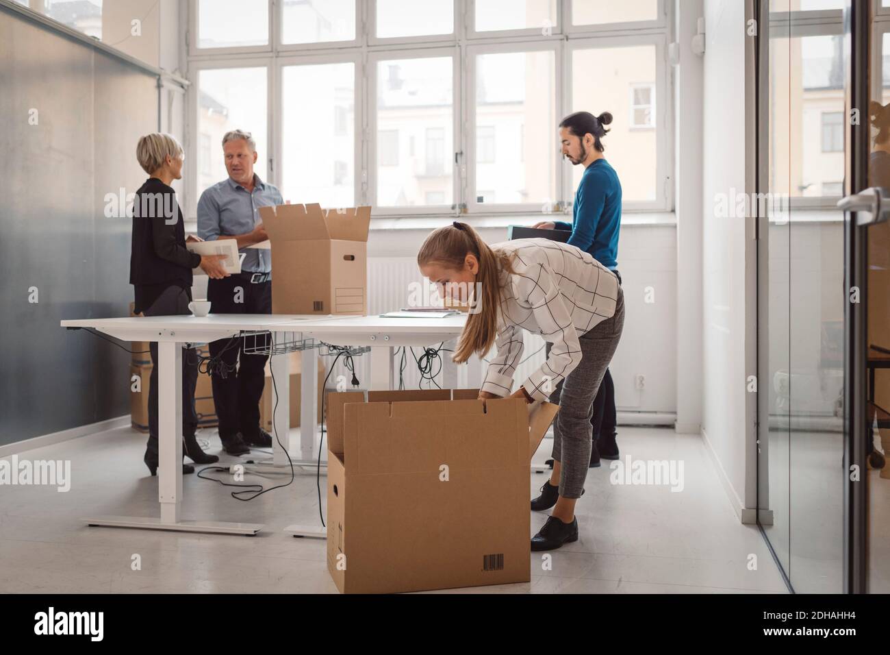 Multiethnische Geschäftsleute und Geschäftsfrauen Auspacken in neuen Büro Stockfoto
