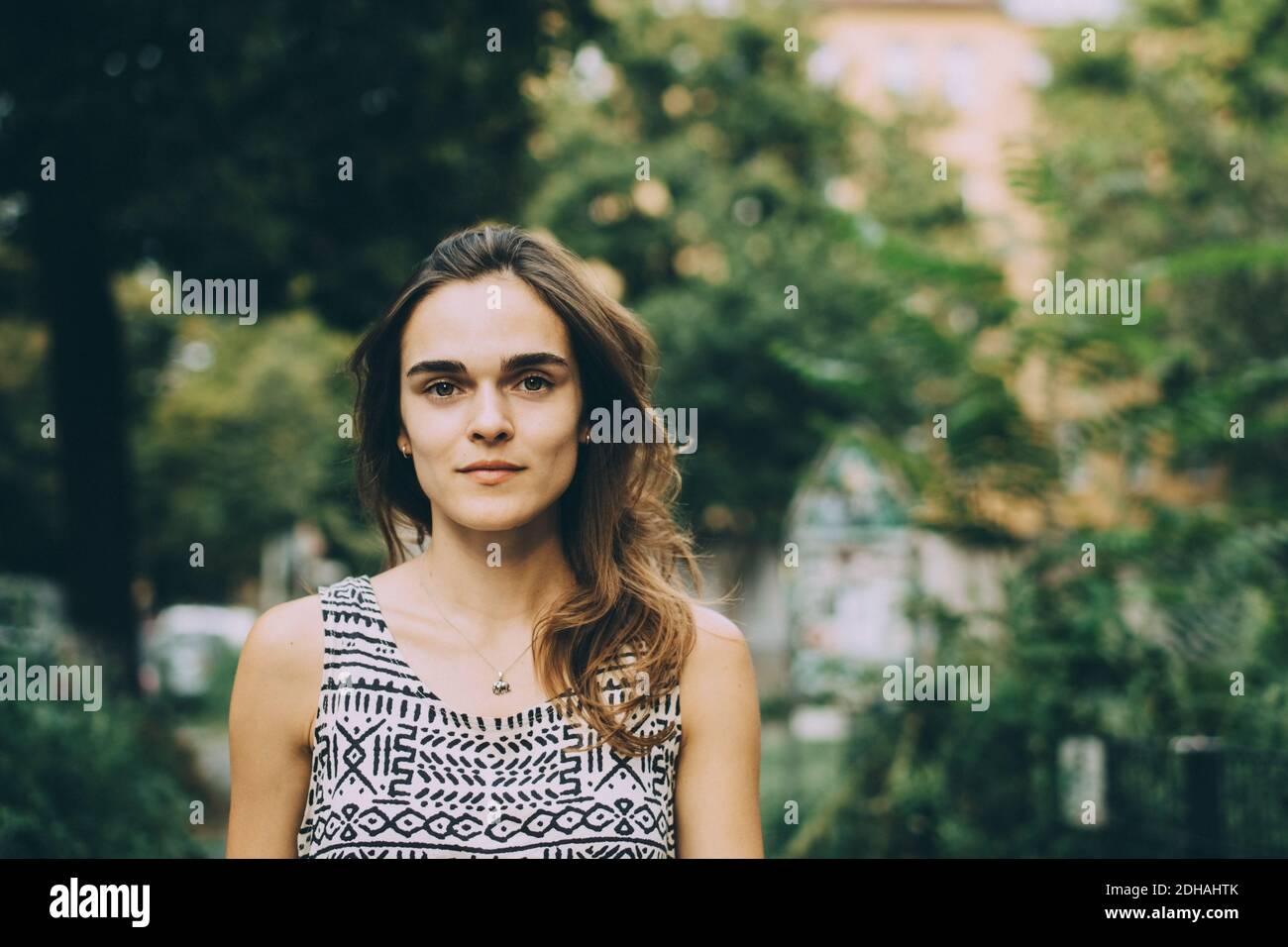 Nahaufnahme Porträt einer jungen Frau mit braunem Haar in der Stadt Stockfoto