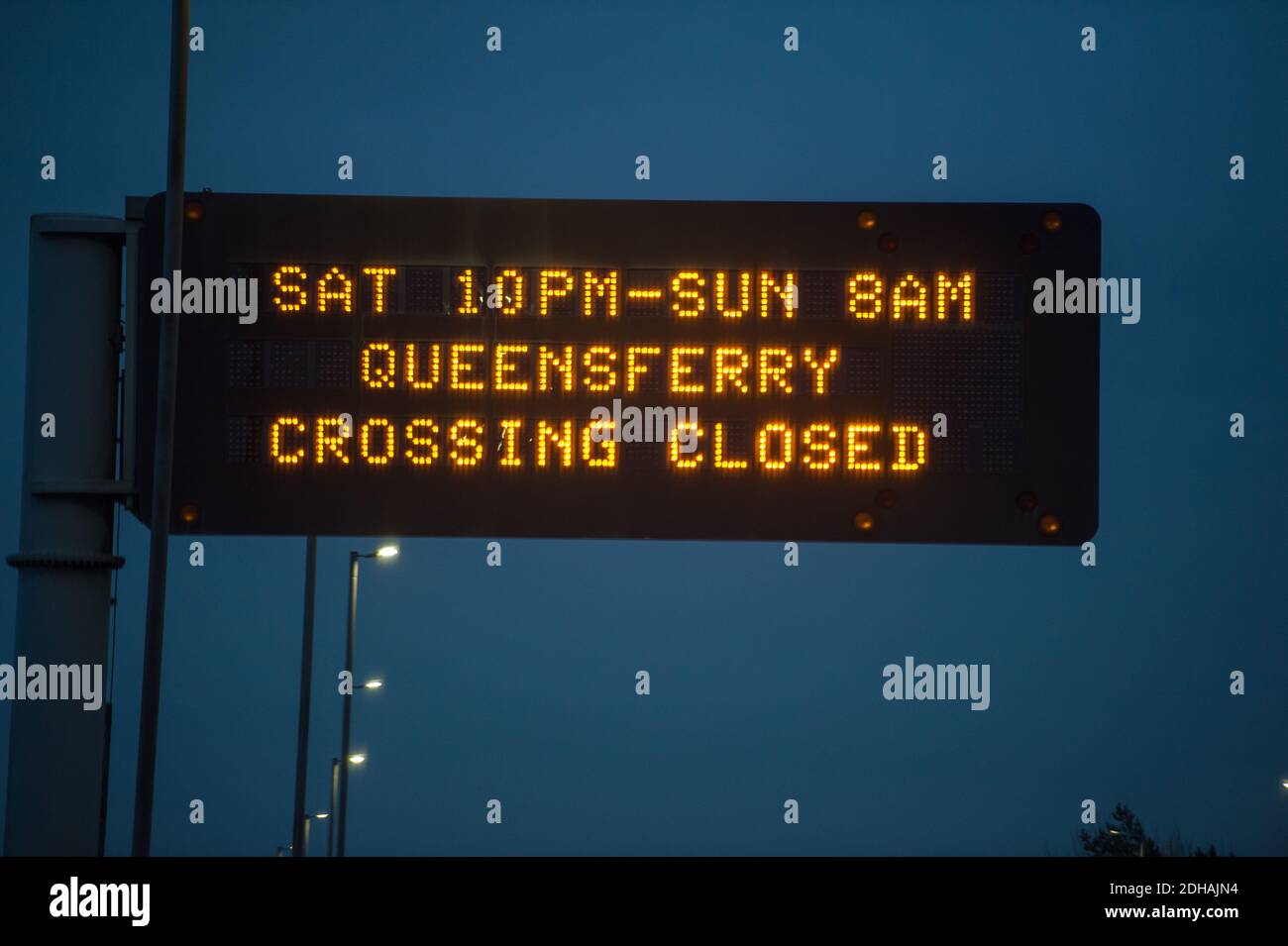 Glasgow, Schottland, Großbritannien. Dezember 2020. Im Bild: Autobahnschild, das Autofahrer anweist, an diesem Wochenende nicht über die Queensferry Crossing zu fahren. Schild zeigt eine Warnung an: „SAT 10PM-SUN 8AM QUEENSFERRY CROSSING CLOSED“ Credit: Colin Fisher/Alamy Live News Stockfoto