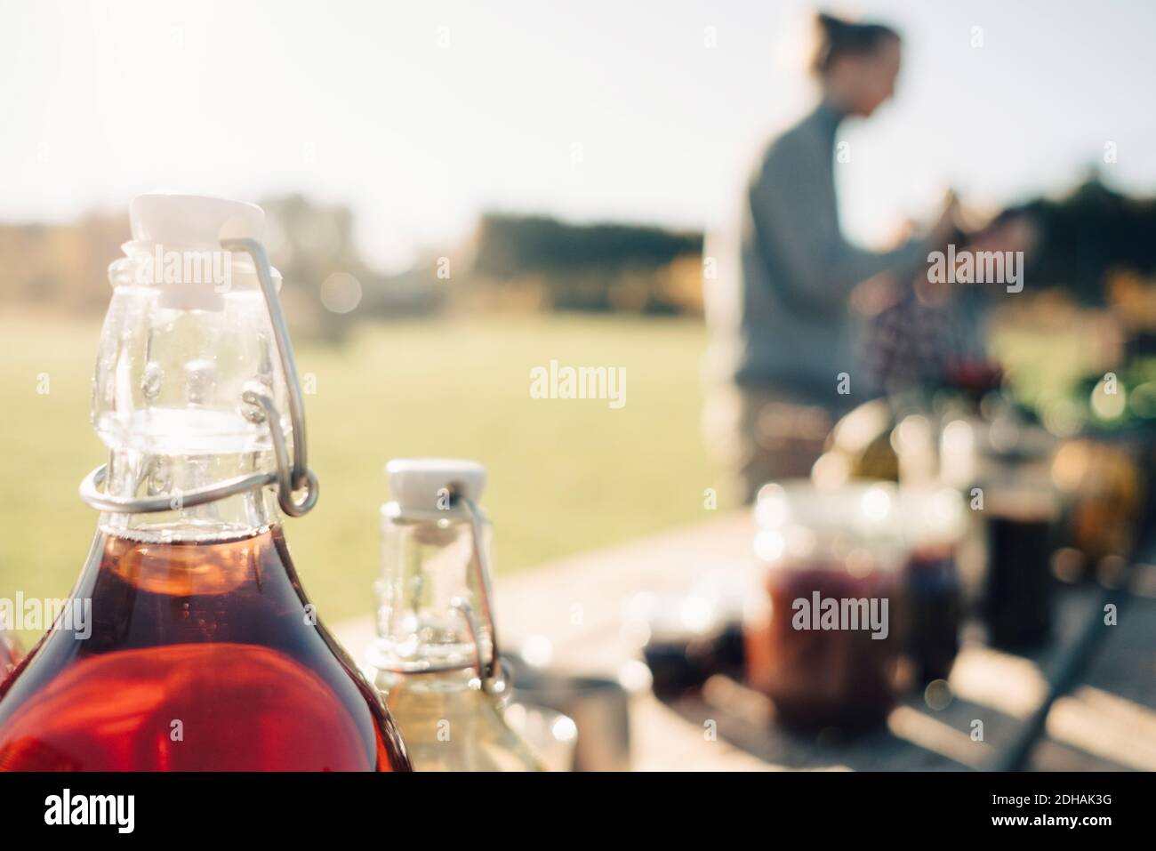 Trinken Sie in einer luftdichten Flasche auf dem Tisch auf dem Bauernmarkt Stockfoto