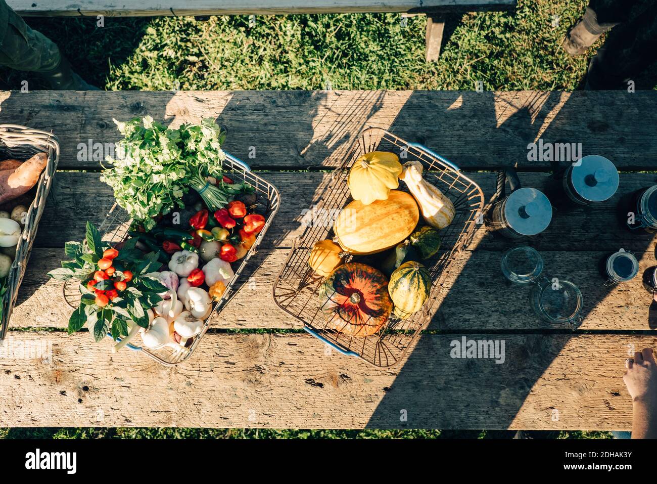 Direkt über Schuss von frischem Bio-Gemüse in Körben auf Tisch auf dem Bauernmarkt Stockfoto