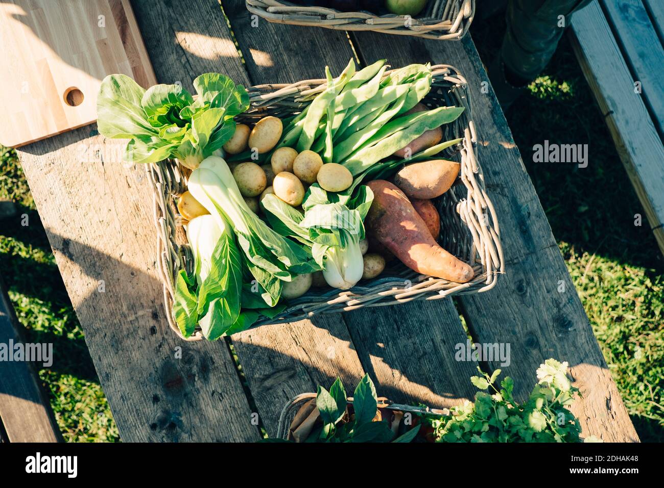 Direkt über Schuss von frischem Bio-Gemüse im Korb auf Tisch auf dem Bauernmarkt Stockfoto