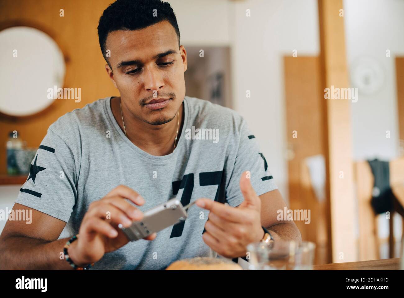Mittelerwachsener Mann mit Glaukome beim Frühstück zu Hause Stockfoto Mittelerwachsener Mann mit Glaukome beim Frühstück zu Hause Stockfoto