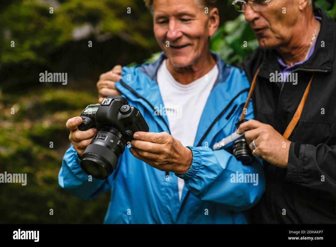 Senior Mann zeigt Kamera zu männlichen Freund während der Fotografie Kurs Stockfoto