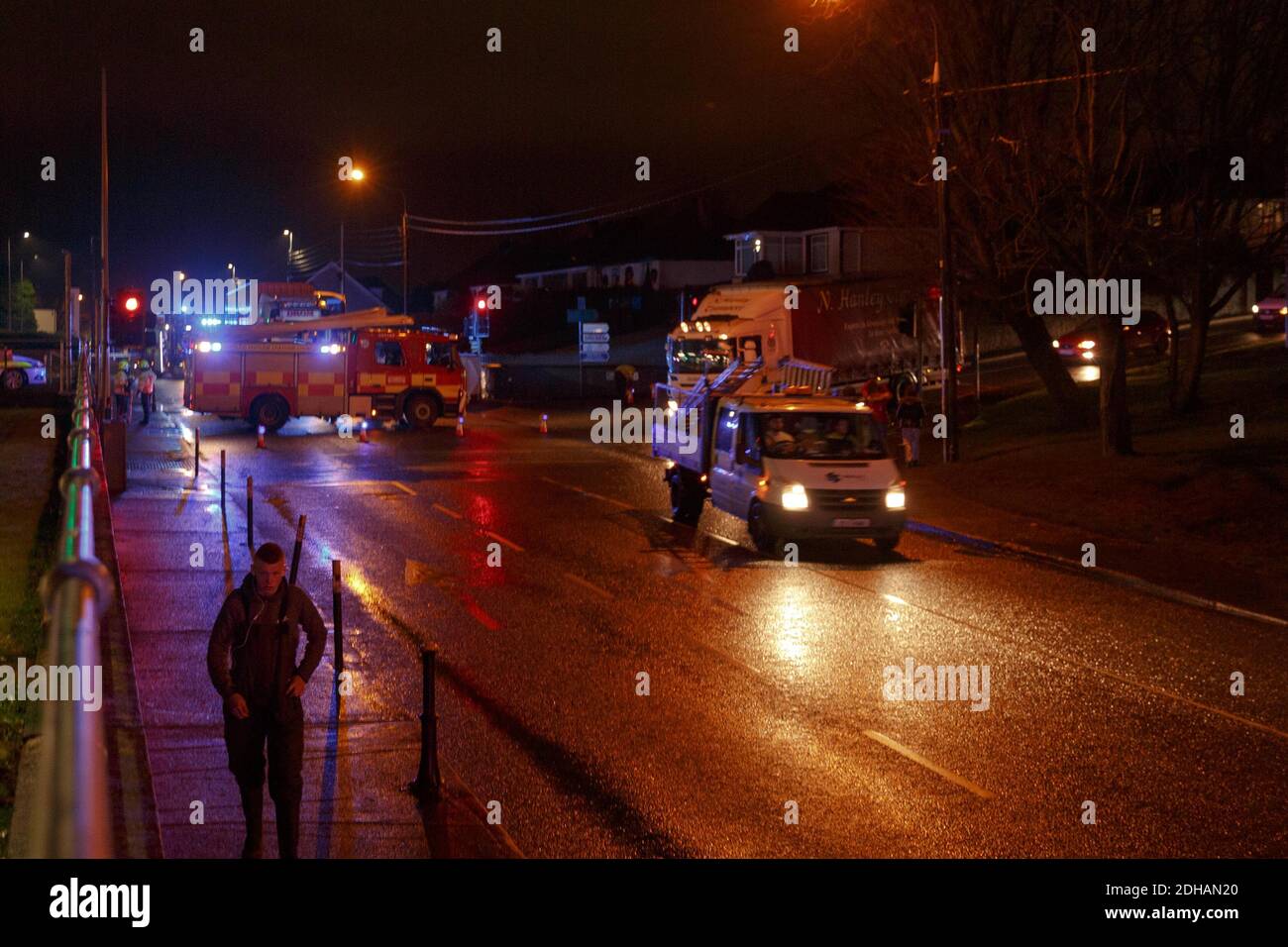 Cork, Irland. Dezember 2020. Fußgänger von LKW, Cork City. Heute um 17 UHR kam die Meldung, dass ein Fußgänger von einem Sattelzug an der Kreuzung Old Youghal Road in Mayfield umgeschlagen wurde. Rettungsdienste sind vor Ort, um die Situation zu behandeln. Berichte sagen, dass der Fußgänger, der in ihren 40er Jahren war, bei der Kollision getötet wurde. Kredit: Damian Coleman/Alamy Live Nachrichten Stockfoto