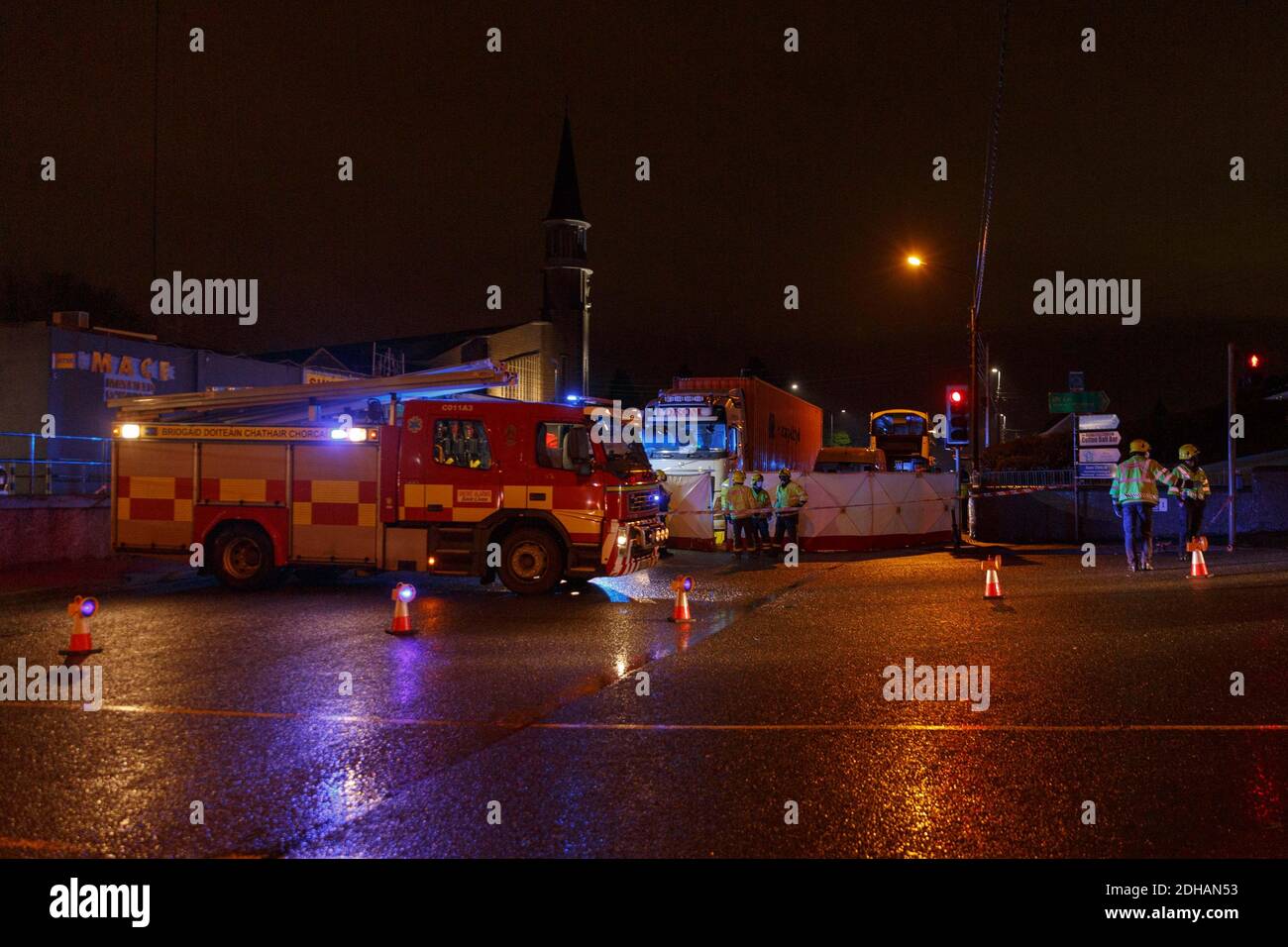 Cork, Irland. Dezember 2020. Fußgänger von LKW, Cork City. Heute um 17 UHR kam die Meldung, dass ein Fußgänger von einem Sattelzug an der Kreuzung Old Youghal Road in Mayfield umgeschlagen wurde. Rettungsdienste sind vor Ort, um die Situation zu behandeln. Berichte sagen, dass der Fußgänger, der in ihren 40er Jahren war, bei der Kollision getötet wurde. Kredit: Damian Coleman/Alamy Live Nachrichten Stockfoto