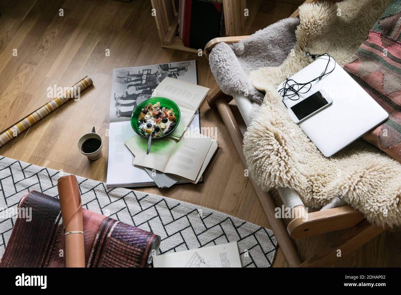 Man hatte einen Blick auf Essen und Getränke und Bücher Boden im Home Office Stockfoto