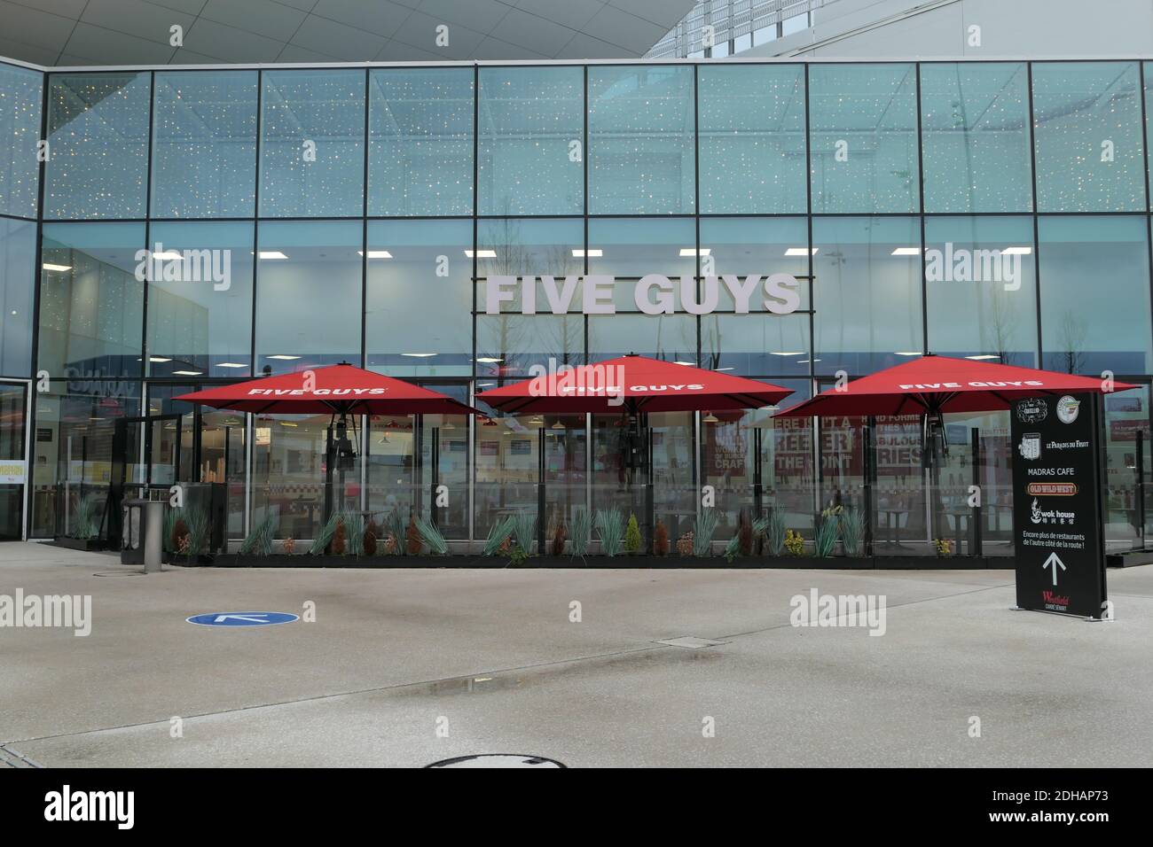 Lieusaint, Frankreich. Dezember 05. 2020. Berühmtes Restaurant fünf Jungs in einem Einkaufszentrum 'carré sénart' in den Pariser Vororten. Stockfoto