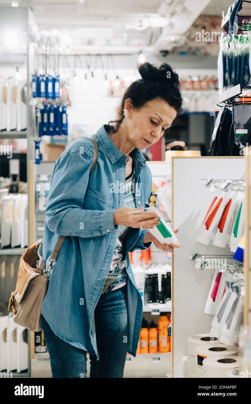 Ältere Frau, die im Baumarkt einkauft Stockfoto