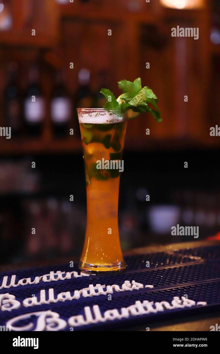 Biercocktail im großen martini-Glas mit Minzblättern garnieren Stockfoto