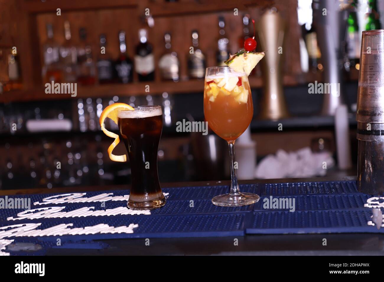 Biercocktail in martini-Gläsern mit Obst zu weihnachten dekoriert Party Stockfoto