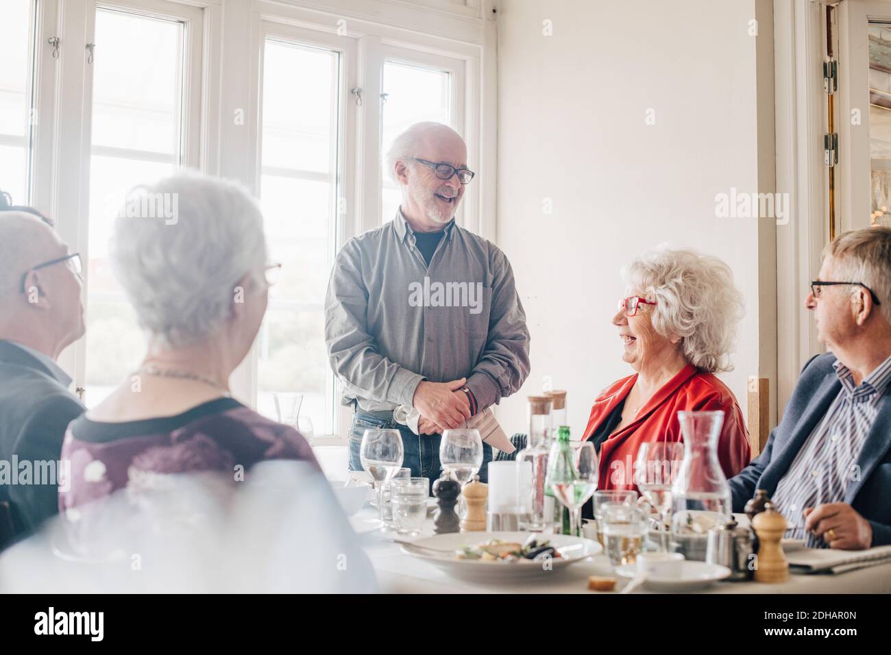 Ältere Freunde sprechen im Restaurant Stockfoto