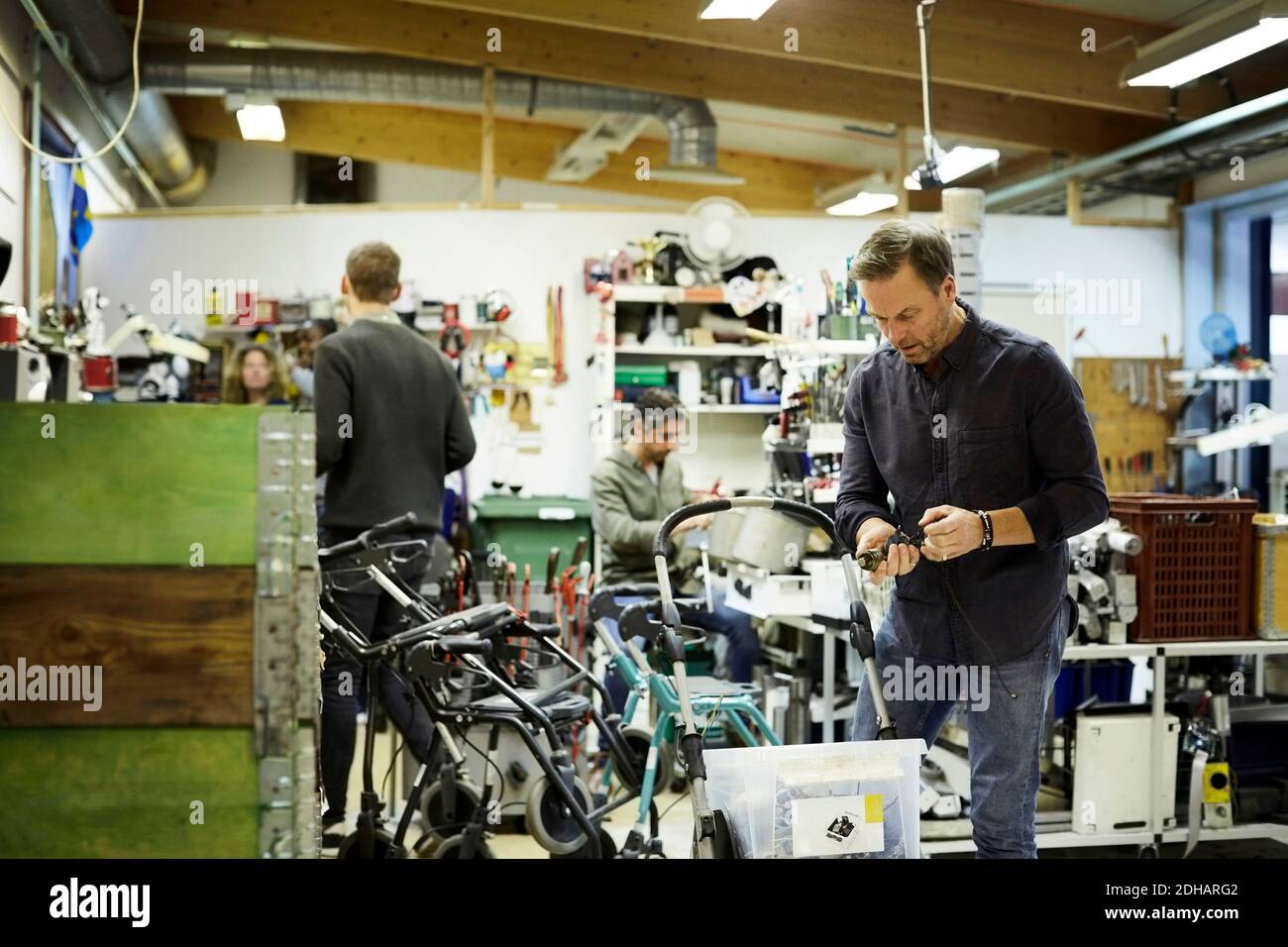 Reife Mitarbeiter, die in der Werkstatt arbeiten Stockfoto