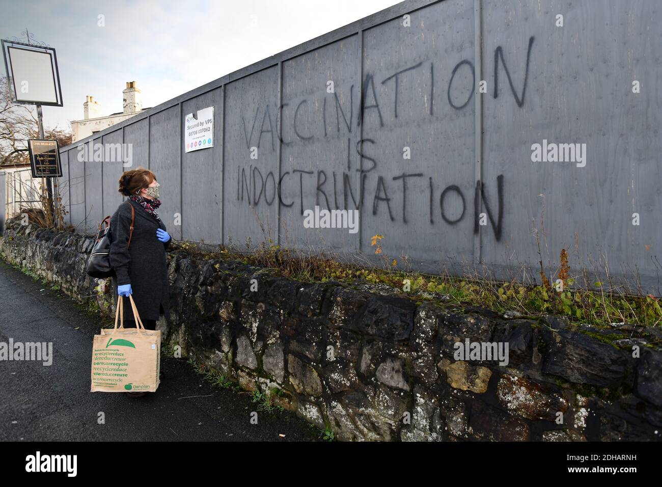 Anti-Impfpropaganda Graffiti auf Wände um eine stillgediente Kneipe in Madeley, Telford, Shropshire gesprüht. Anti-Impfstoff Stockfoto