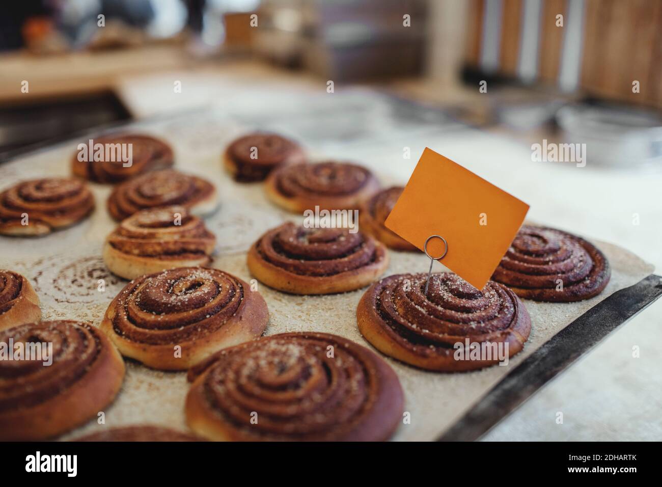 Nahaufnahme von frisch gebackenen Speisen mit Etikett auf dem Tisch bei Bäckerei Stockfoto