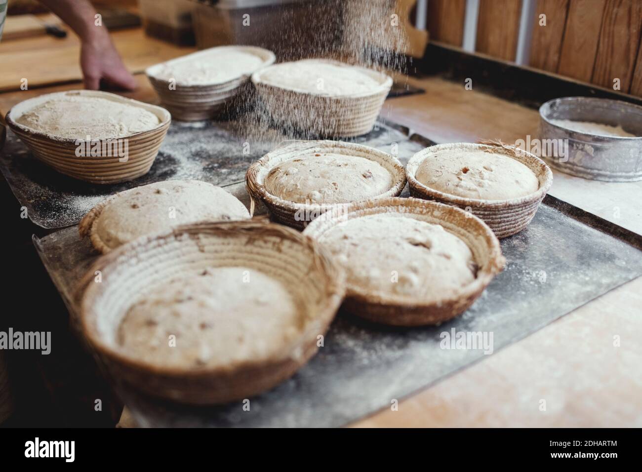 Nahaufnahme von frisch gebackenen Speisen im Korbkorb auf dem Tisch In der Bäckerei Stockfoto