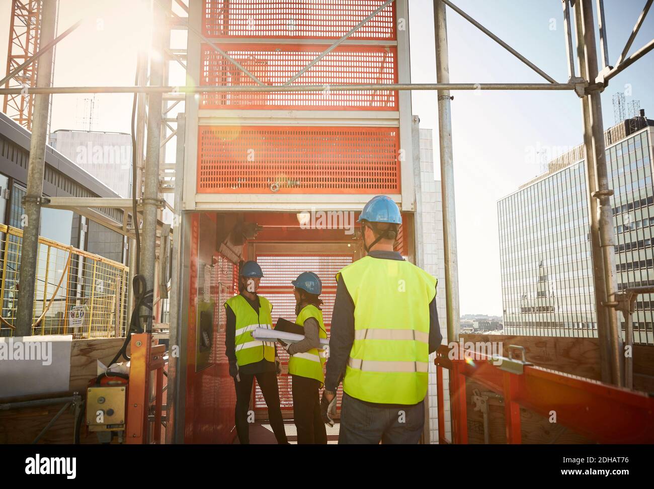 Ingenieurinnen und Ingenieure am Güteraufzug auf der Baustelle Stockfoto