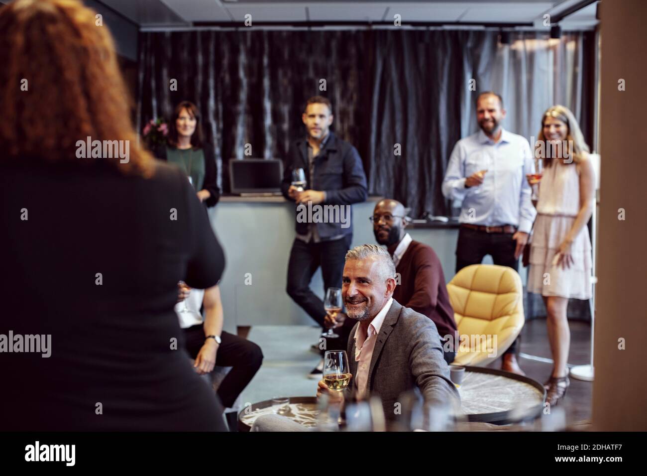Männliche und weibliche Profis hören Geschäftsfrau halten Rede an Konferenz im Büro Party Stockfoto