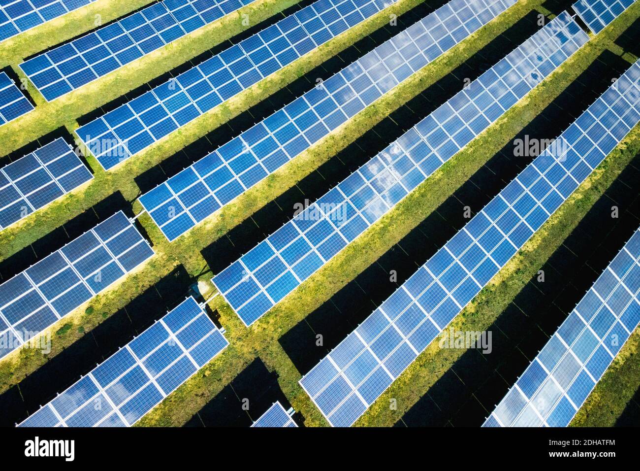 Luftaufnahme von Sonnenkollektoren an einem sonnigen Tag. Energiepark produziert saubere Energie. Hochwertige Fotos. Stockfoto